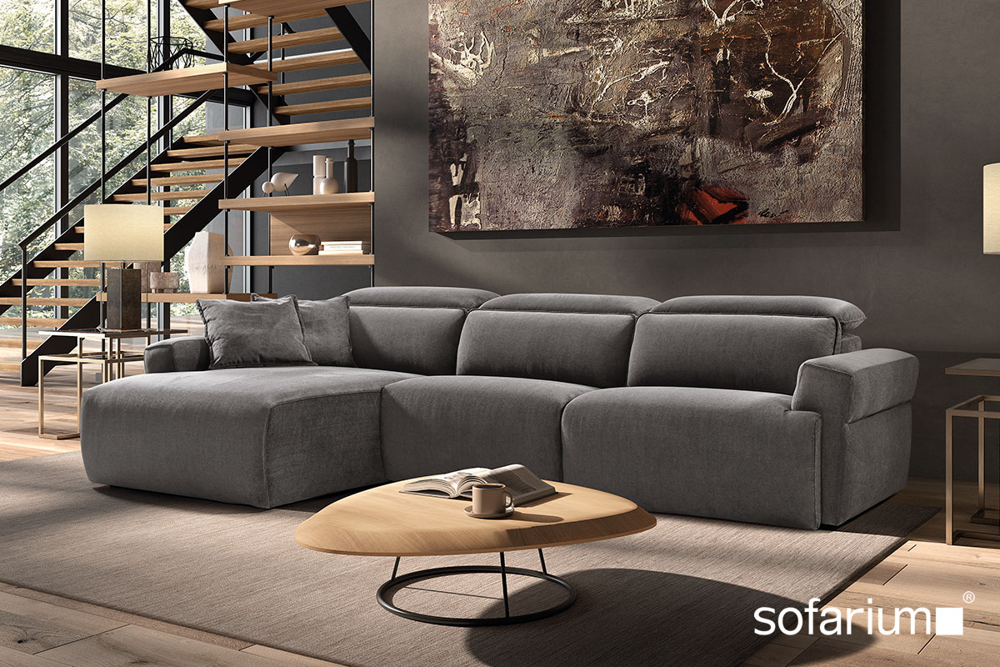 Sofá de piel gris en salón contemporáneo