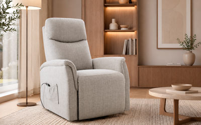 Butaca de tela en salón contemporáneo