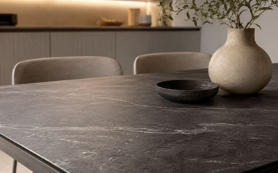 Detalle realista de mesa con acabado en cerámica