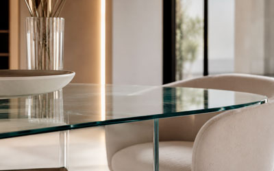 Detalle realista de mesa con acabado en cristal