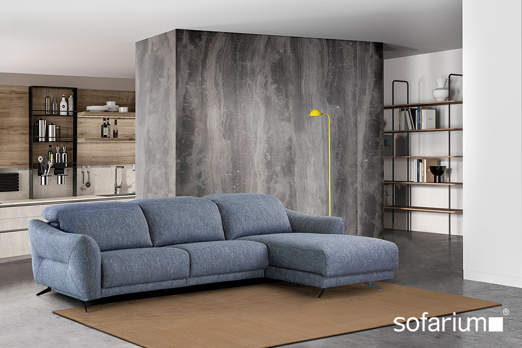 Sofá de tela azul con chaise longue disponible en Sofarium Donostia