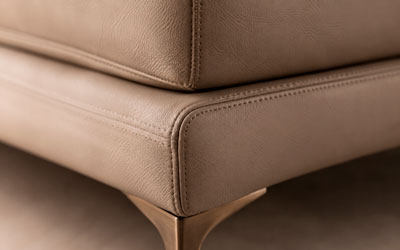 Detalle de acabados premium, costuras y patas