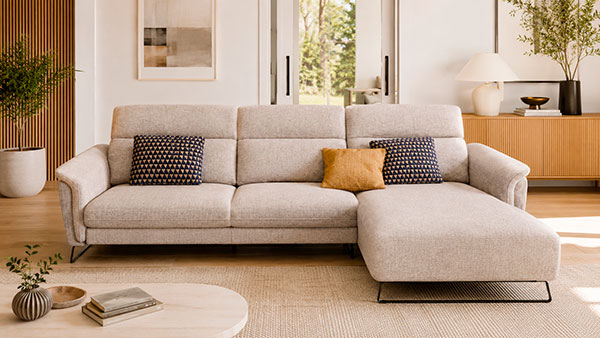 Sofá de piel con chaise longue